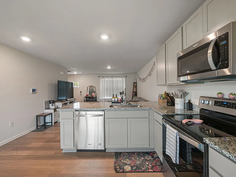 31 New England Dr — Photo 8