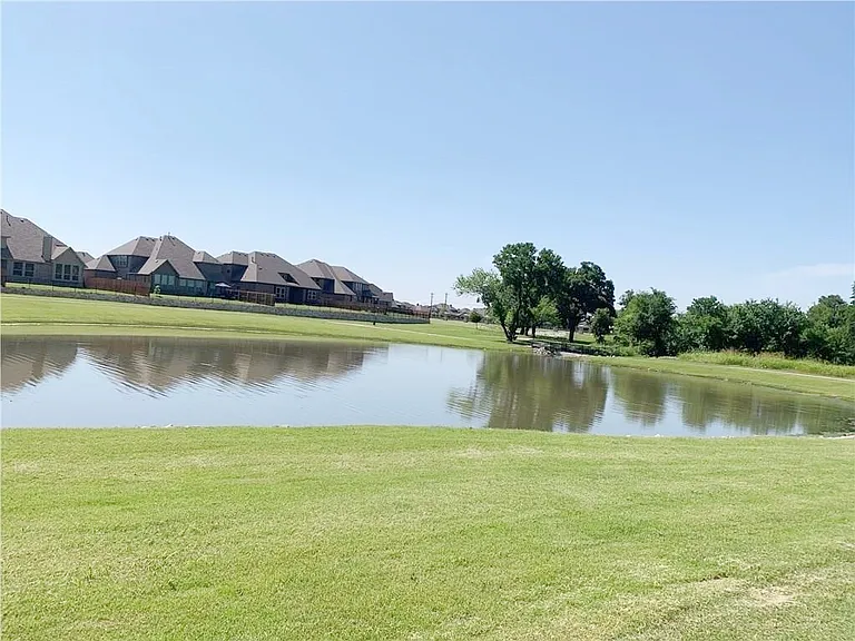 4303 Oak Bluff Dr — Photo 40