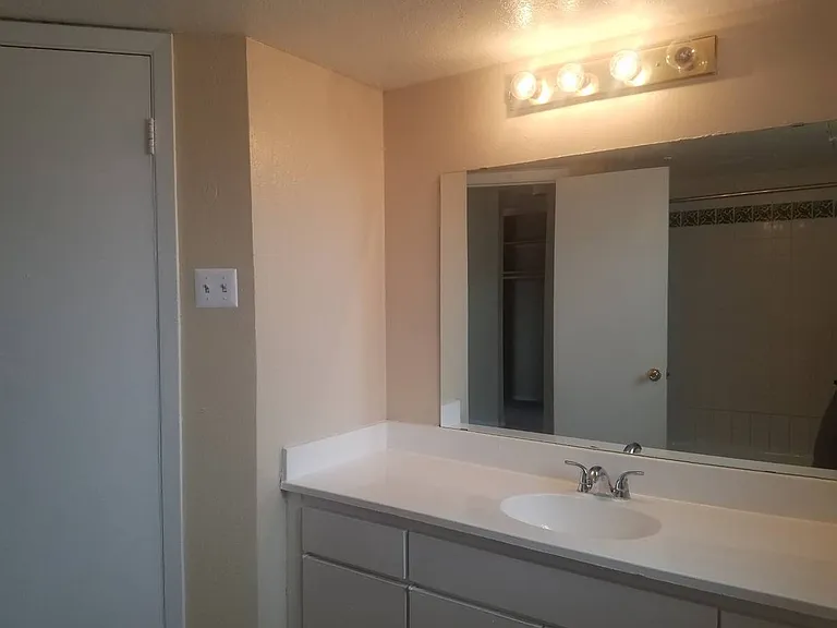 San Mateo Apartments — Photo 28
