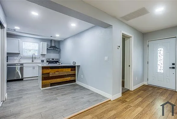 902 Clark St — Photo 2