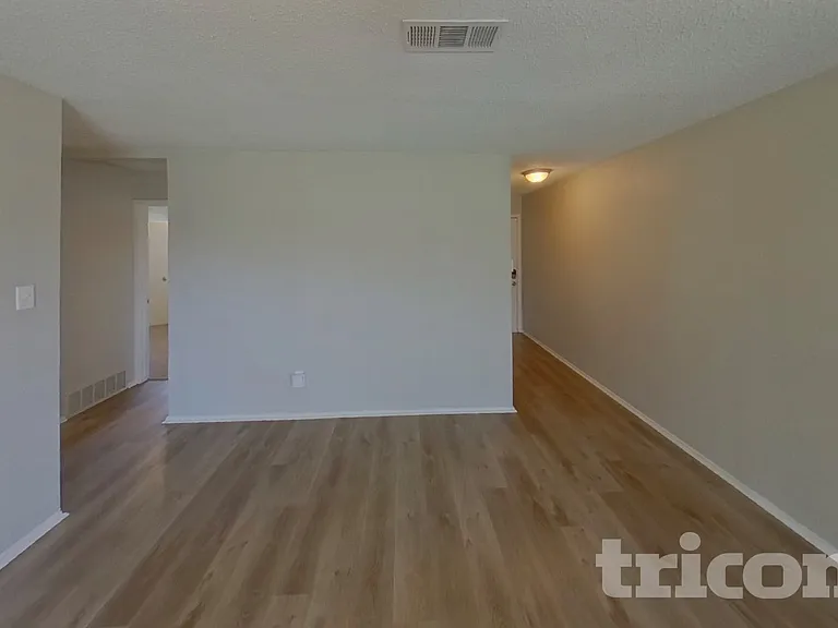 155 Bellvue Dr — Photo 2