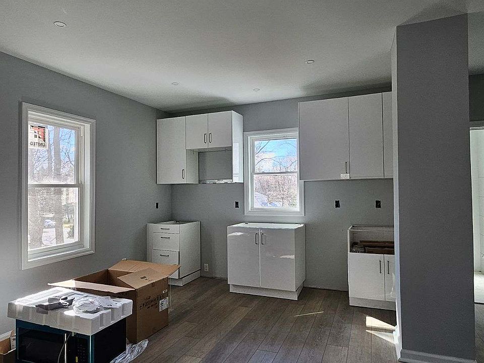 Eat-In Kitchen, w/pantry, new appliances.