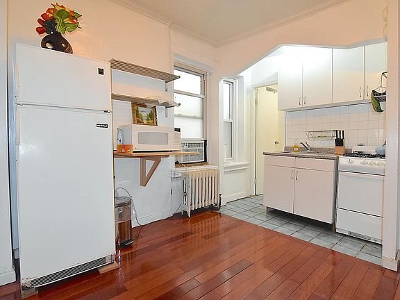 4th image of 127 Rivington St APT 4D