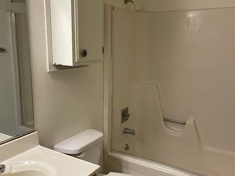 522 E Burlington St #10 — Photo 9