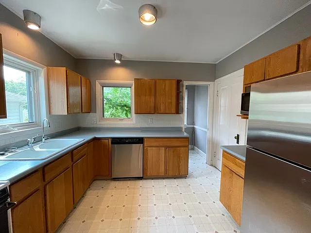 4 bed, 1900 sqft, $3,200 — Photo 2
