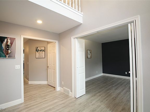 2nd image of 527 Creekside Dr