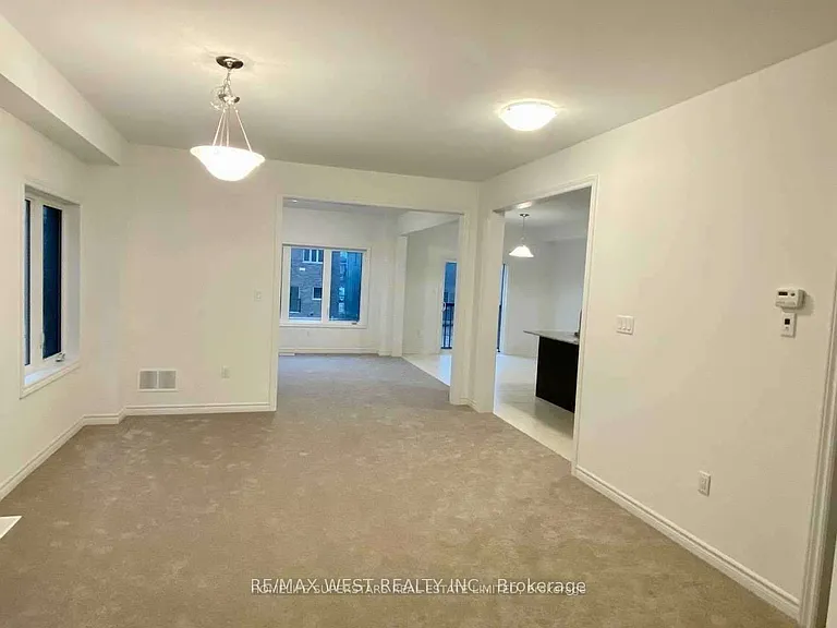256 Ridley Cres — Photo 8