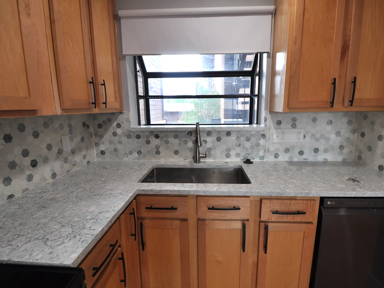 4 bed, 2220 sqft, $4,500 — Photo 2