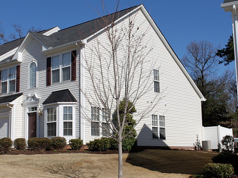 End unit with abundant natural light, wood floors & easy access to I-385 & downtown Greenville. Privately owned and managed.