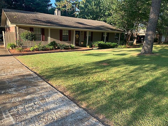 4th image of 208 Shady Crest Ln