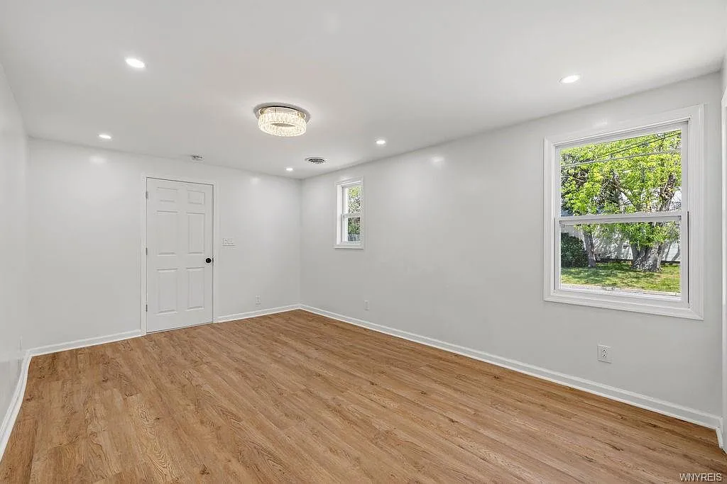 3 bed, 1100 sqft, $1,700 — Photo 3