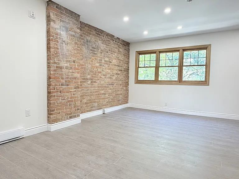 691 Ouellette Ave #8 — Photo 2