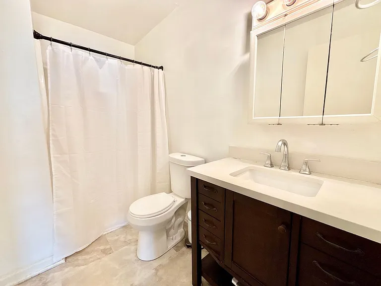 530 Louisa St — Photo 10