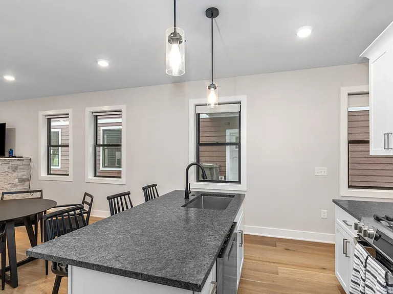 633 Fairview Ave NE #2 — Photo 8