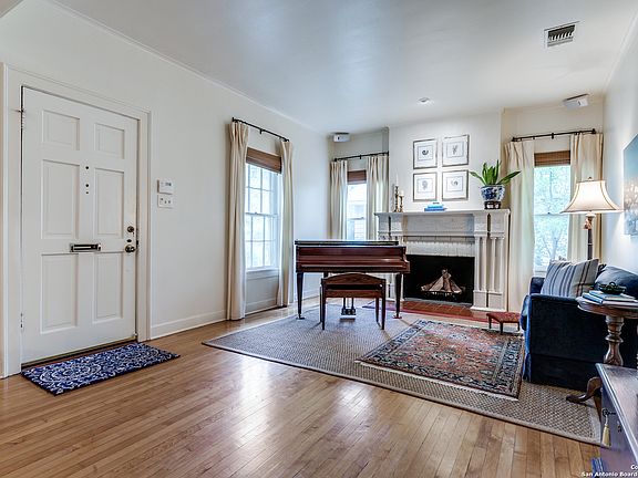 4th image of 158 Laurel Heights