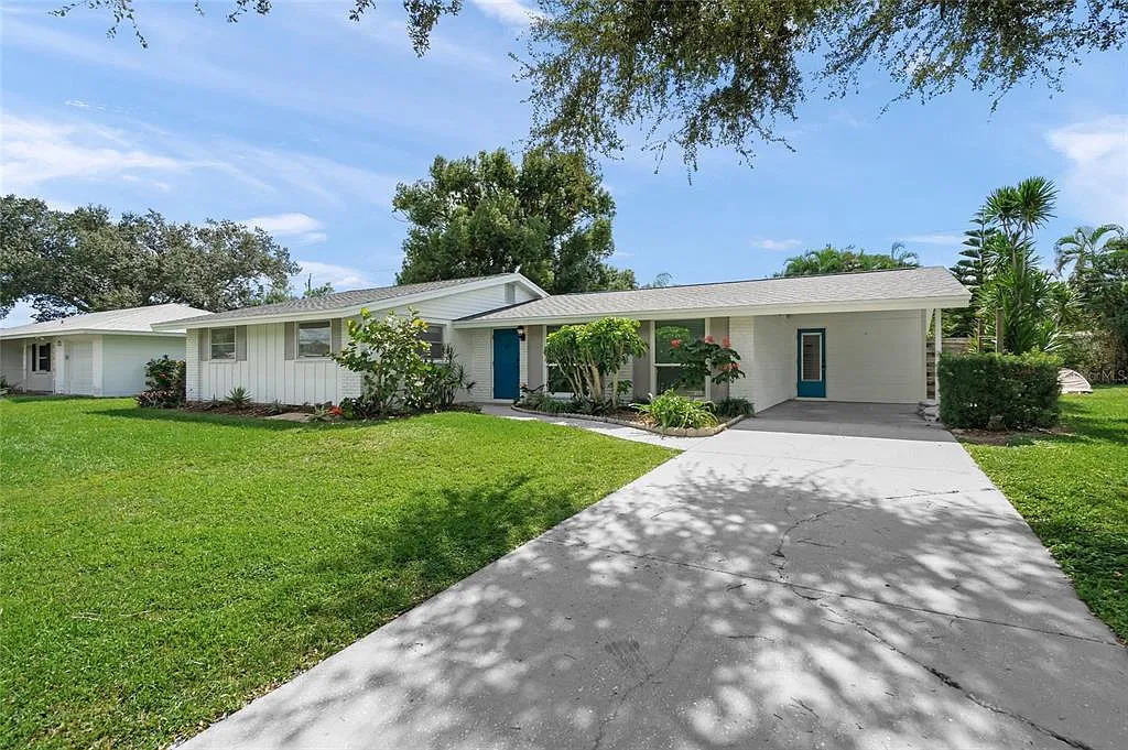 3 bed, 2.0 bath, 1393 sqft, $2,400 — Photo 1