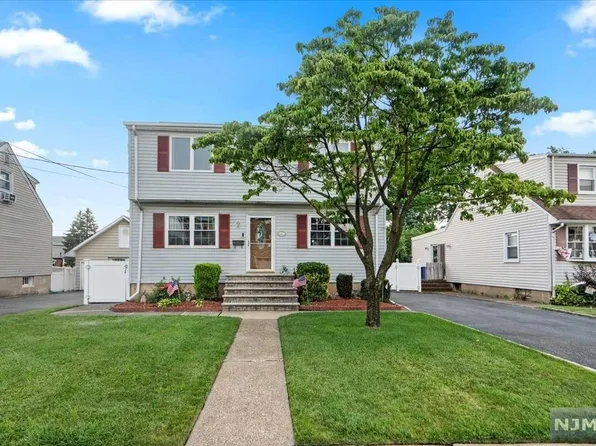 113 Macarthur Dr, Saddle Brook, NJ 07663