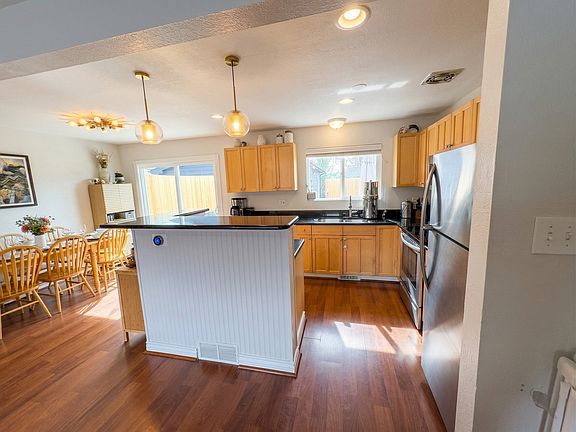 5th image of 904 S Queen Way
