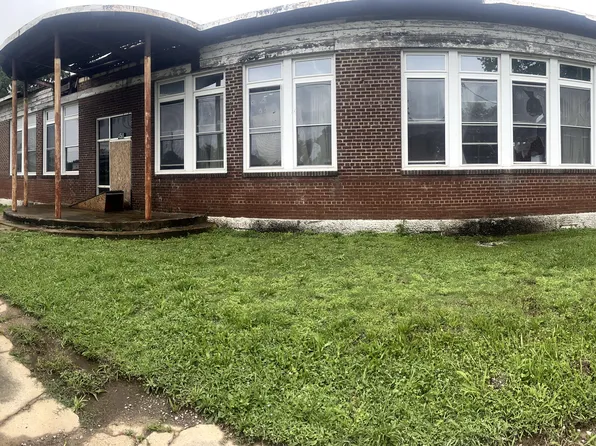 290 W 4th St, Newark, AR 72562