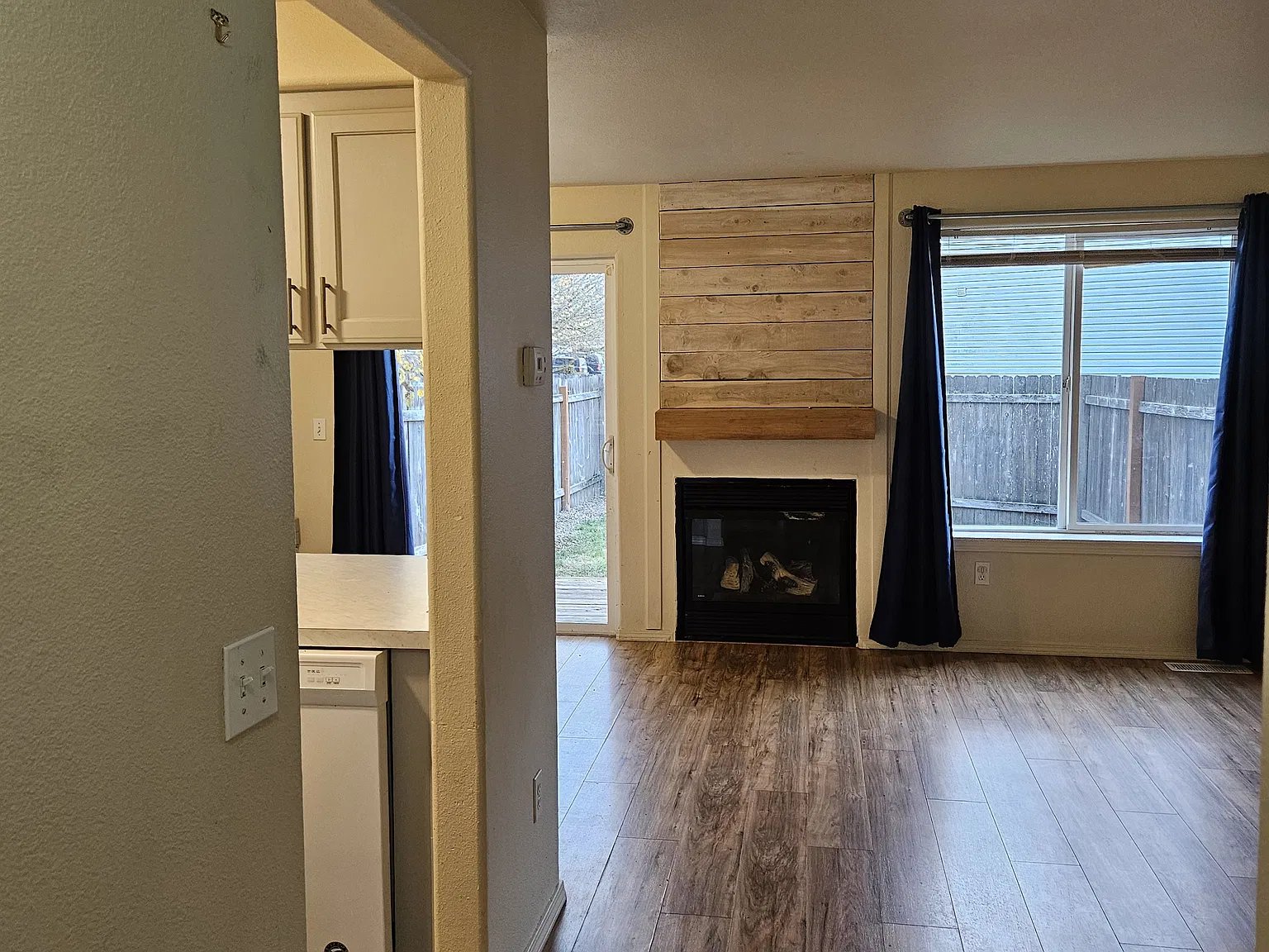 3 bed, 2.5 bath, 1275 sqft, $2,075 — Photo 2