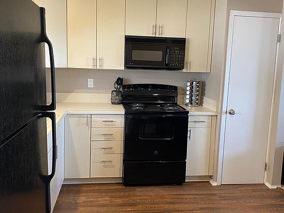 New hardwood floors and new appliances 03/22.