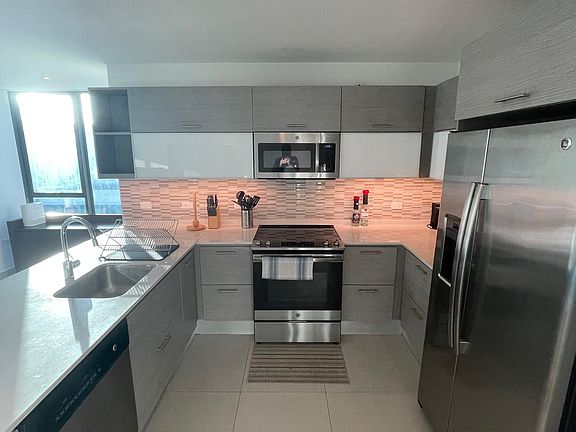 Spacious, full-featured kitchen with wrap around counter tops