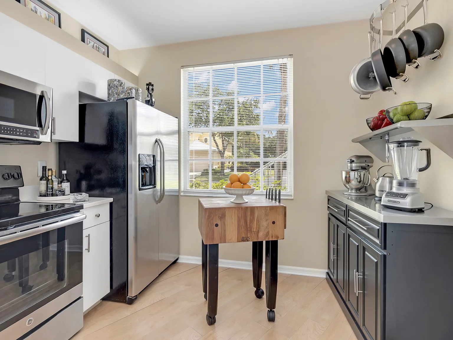 2 bed, 1054 sqft, $2,300 — Photo 3
