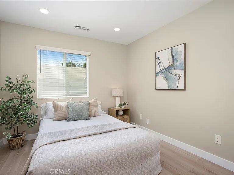 708 E Elm St — Photo 10