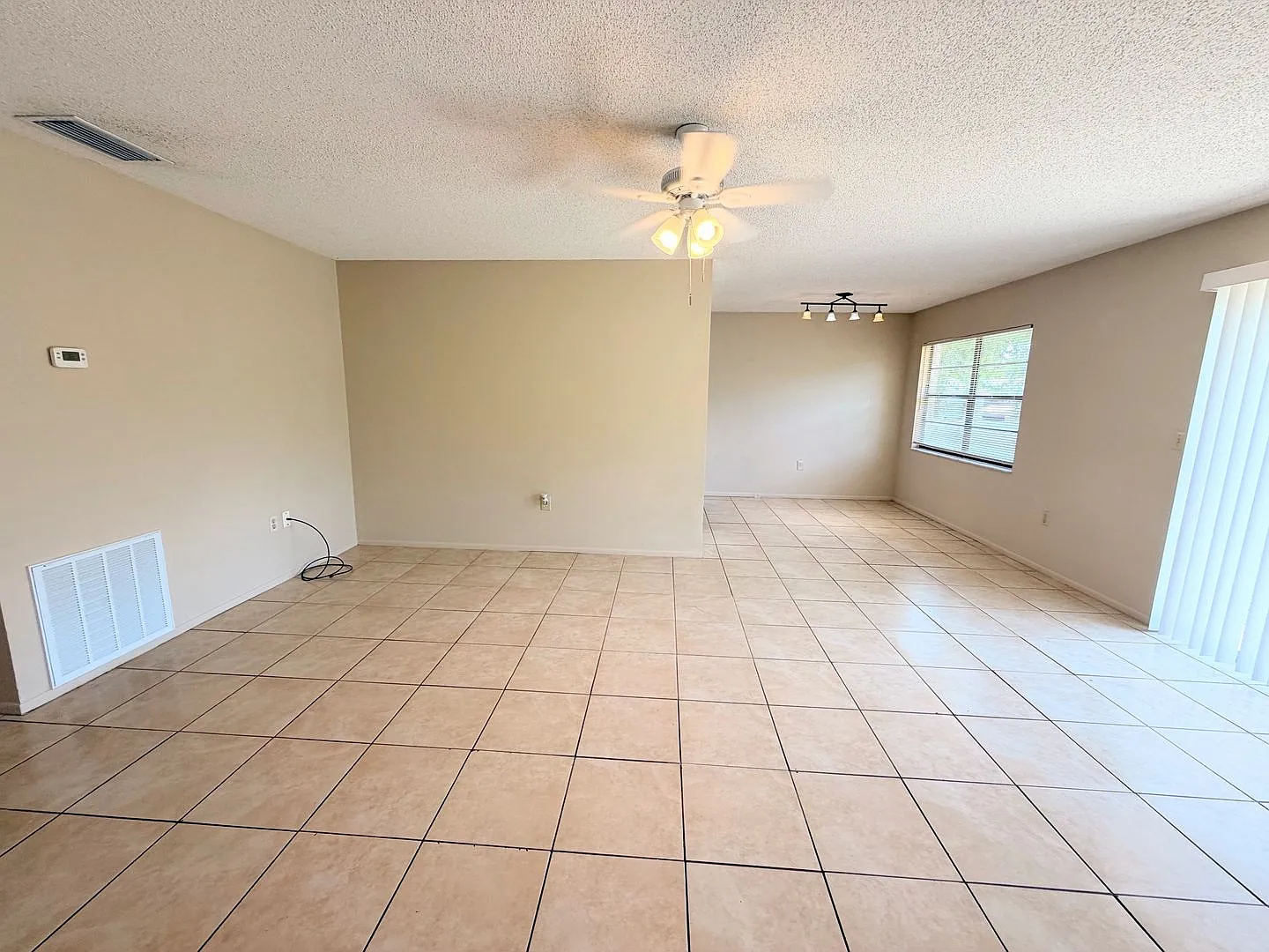 Fully remodeled 2/2 with Garage — Photo 3