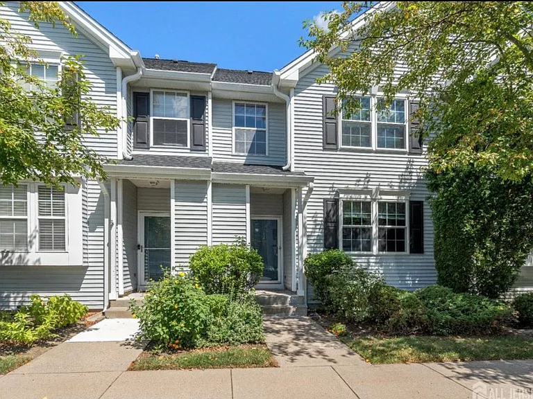 1209 Blossom Cir — Photo 2