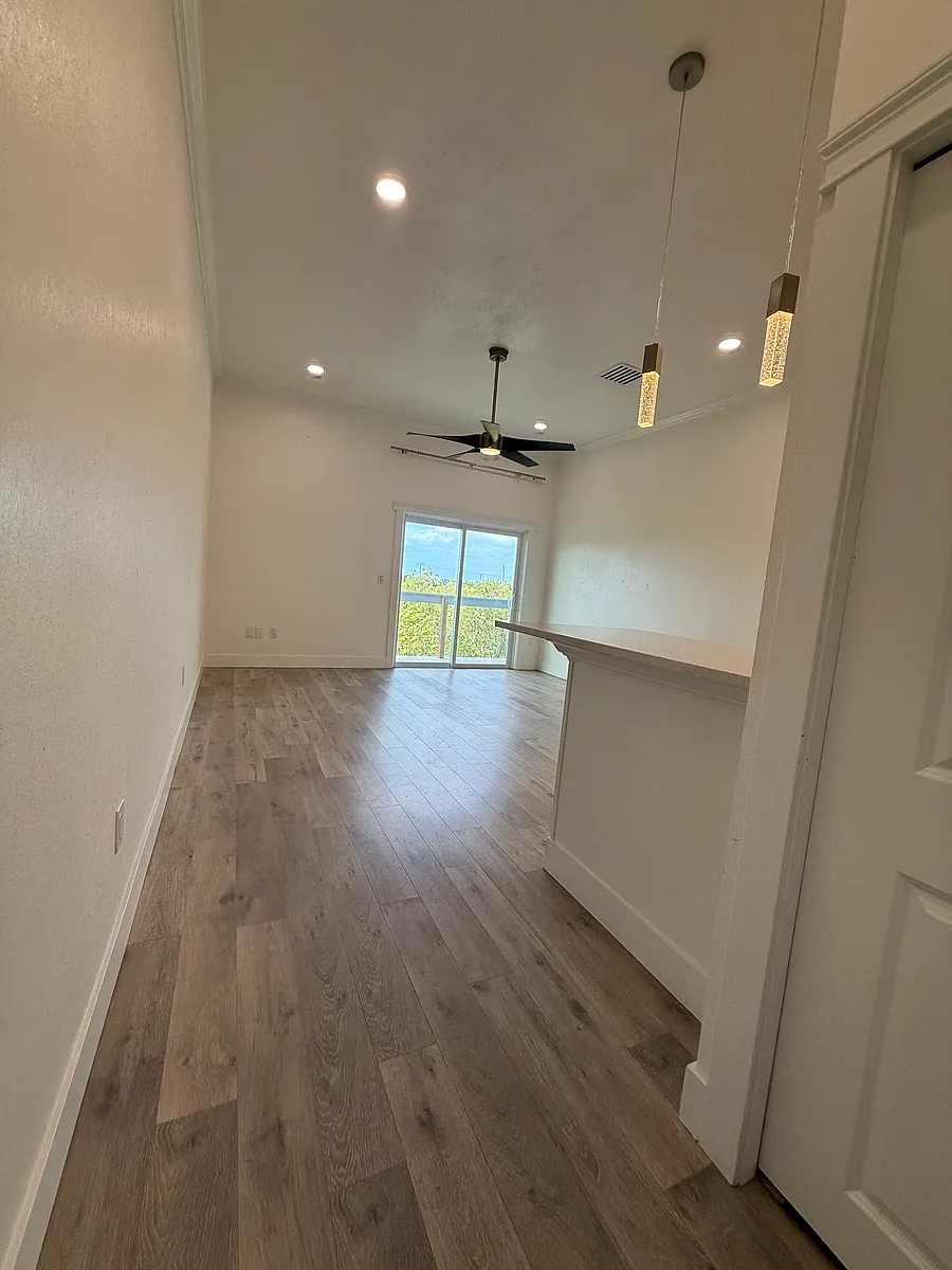 Entrance - 100 61st St E #1