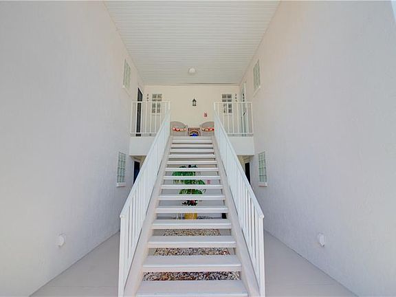 3rd image of 817 Montrose Dr Unit 202