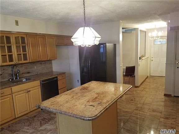 3rd image of 216 Gotham Ave