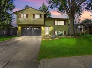 804 N Savannah Dr, Sioux Falls, SD 57103