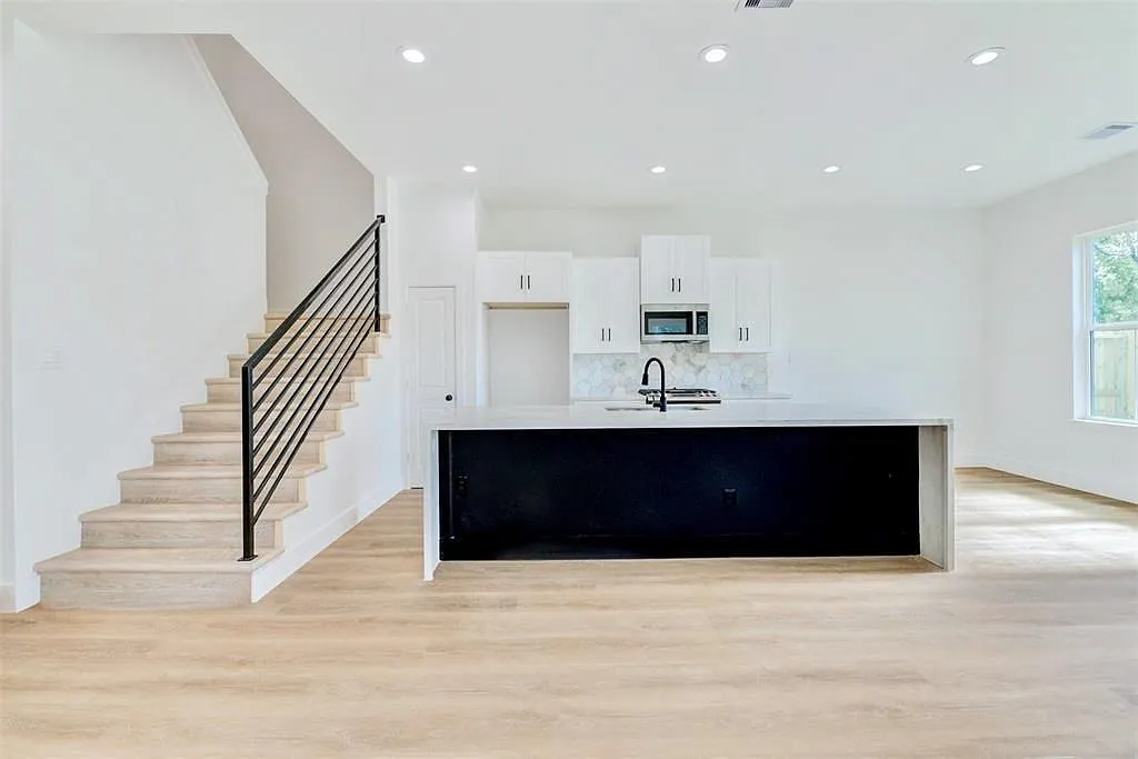3 bed, 2.5 bath, 1804 sqft, $2,150 — Photo 4