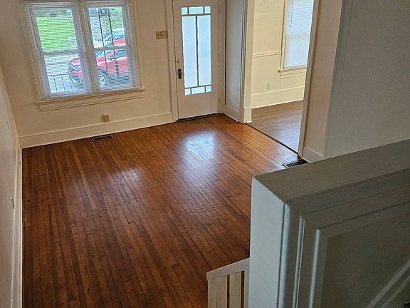 3rd image of 637 Creighton Ave