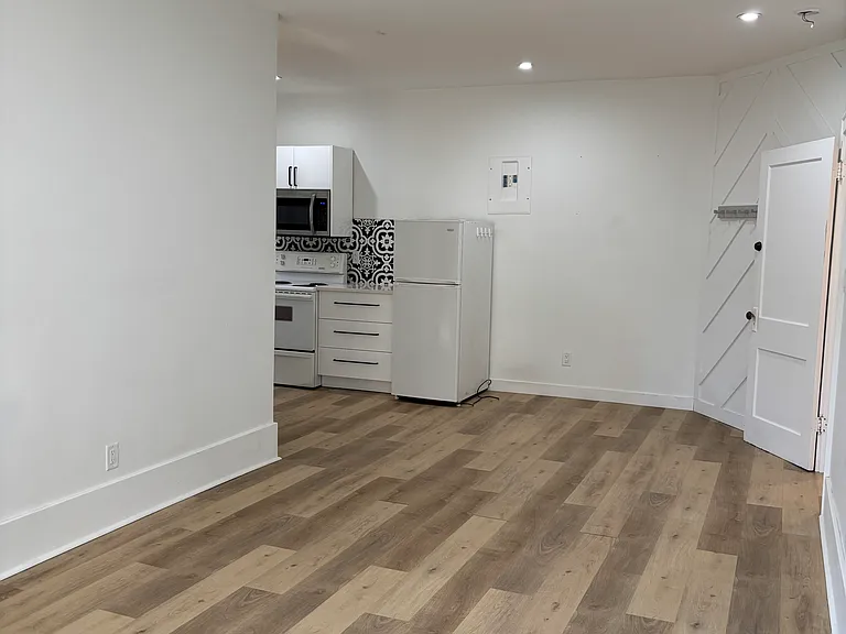2205 Smith St — Photo 8