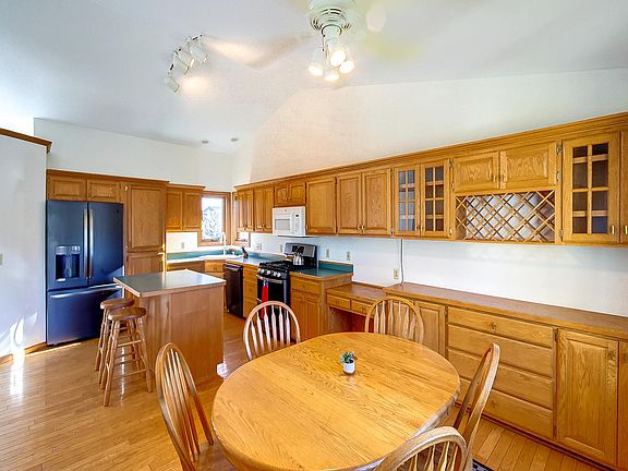 3rd image of 564 Monnens Ave