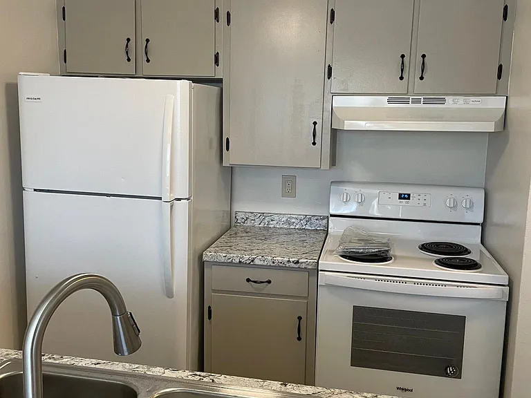 705 Suburban Ave SW — Photo 3
