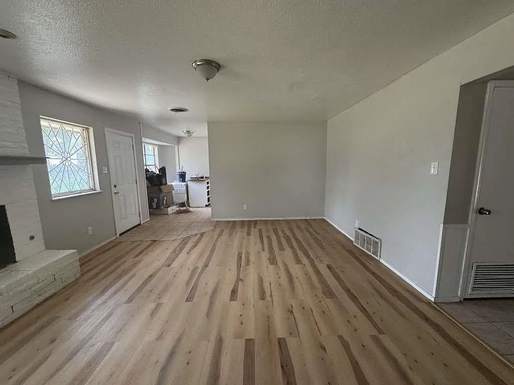 3 bed, 2.0 bath, 1329 sqft, $1,499 — Photo 2