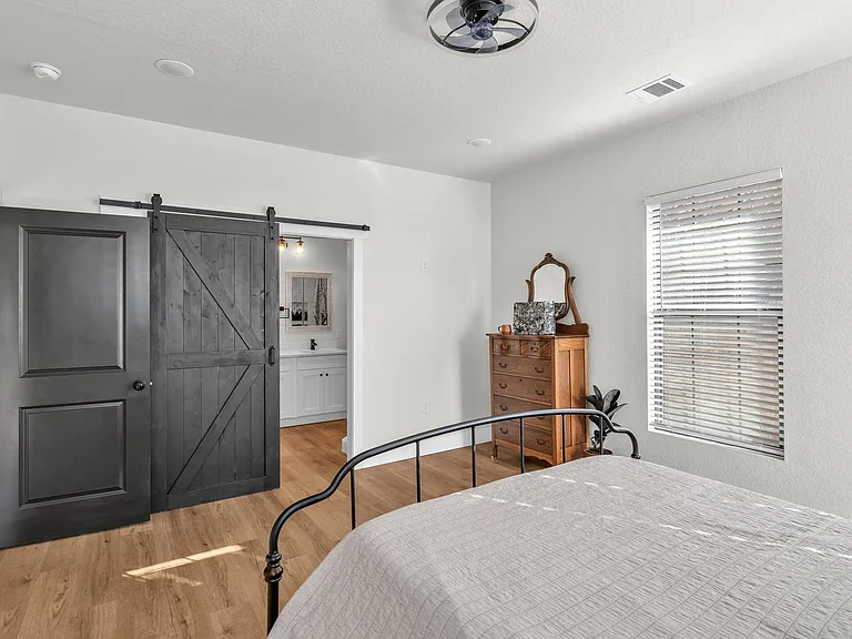 554 E Mitchell St — Photo 17