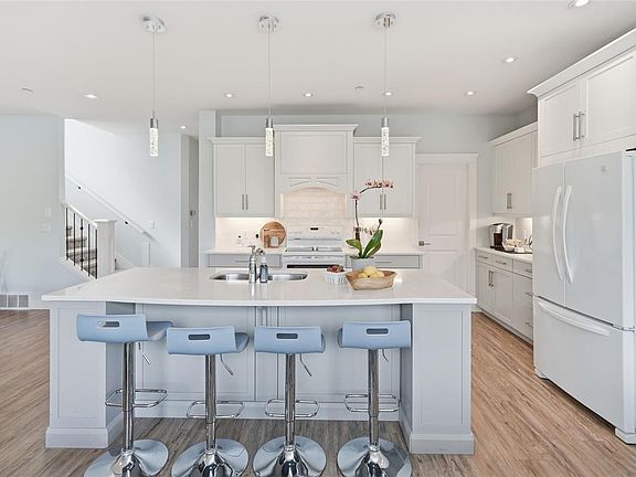 2nd image of 795 Parkside Cres