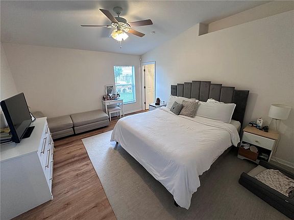 5th image of 824 Greenleaf Cir
