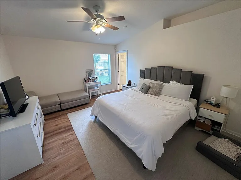 824 Greenleaf Cir — Photo 5
