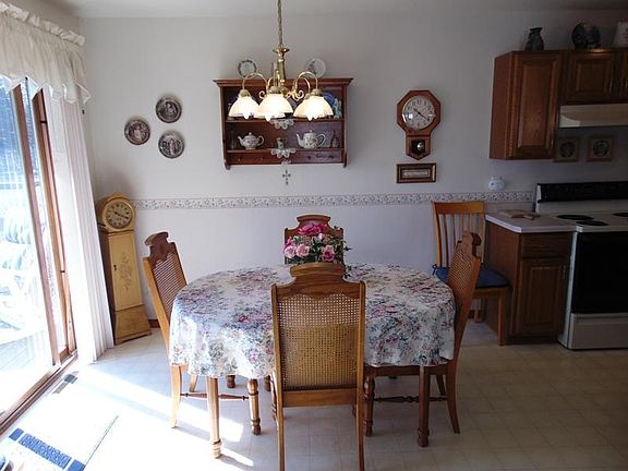 4th image of 146 Lexington Ct #A