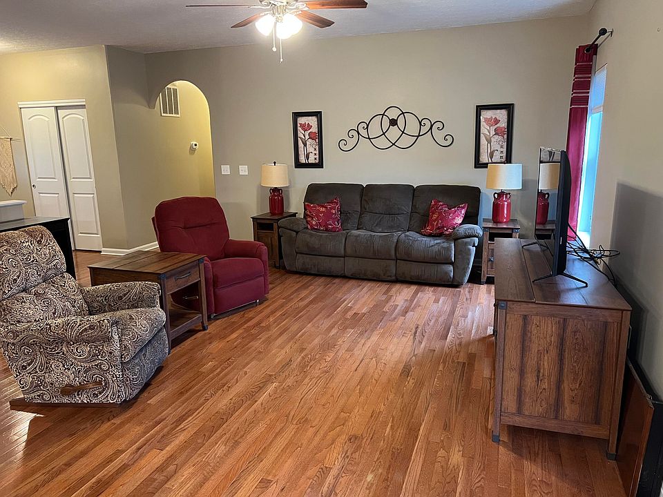 KＹ Emerson Center Senior Apartments - 62 & Older - 2050 Garden