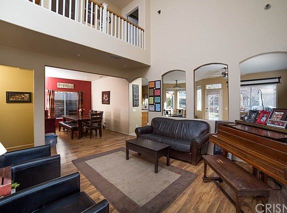 SPACIOUS LIVING ROOM