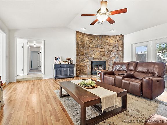 3rd image of 1005 N Faulkner Pl