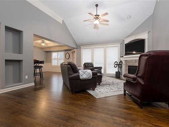 4th image of 1300 Easton Ct