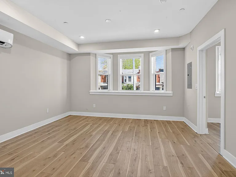 5230 Walnut St #2F — Photo 5